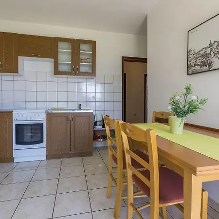 Hundefreundliches Nur 300 Meter Bis Zur Adria Mit Meerblick, Grill, Wifi Crikvenica