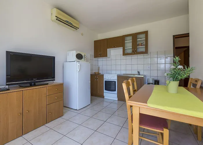 Hundefreundliches Nur 300 Meter Bis Zur Adria Mit Meerblick, Grill, Wifi * Crikvenica