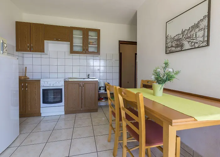 Hundefreundliches Nur 300 Meter Bis Zur Adria Mit Meerblick, Grill, Wifi Crikvenica